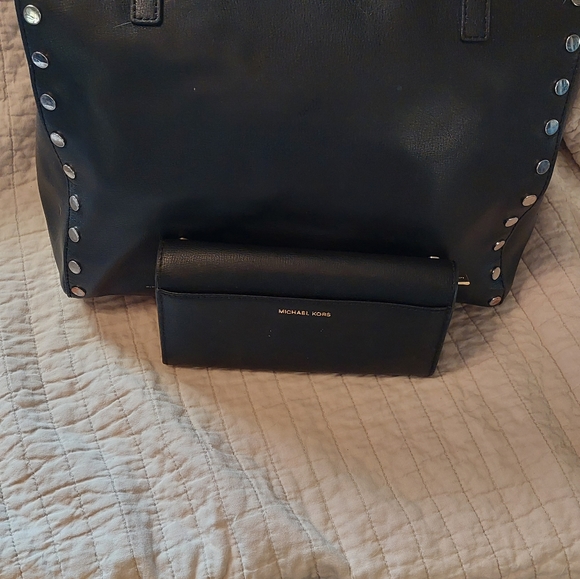 Michael Kors LG Tote - Picture 9 of 14